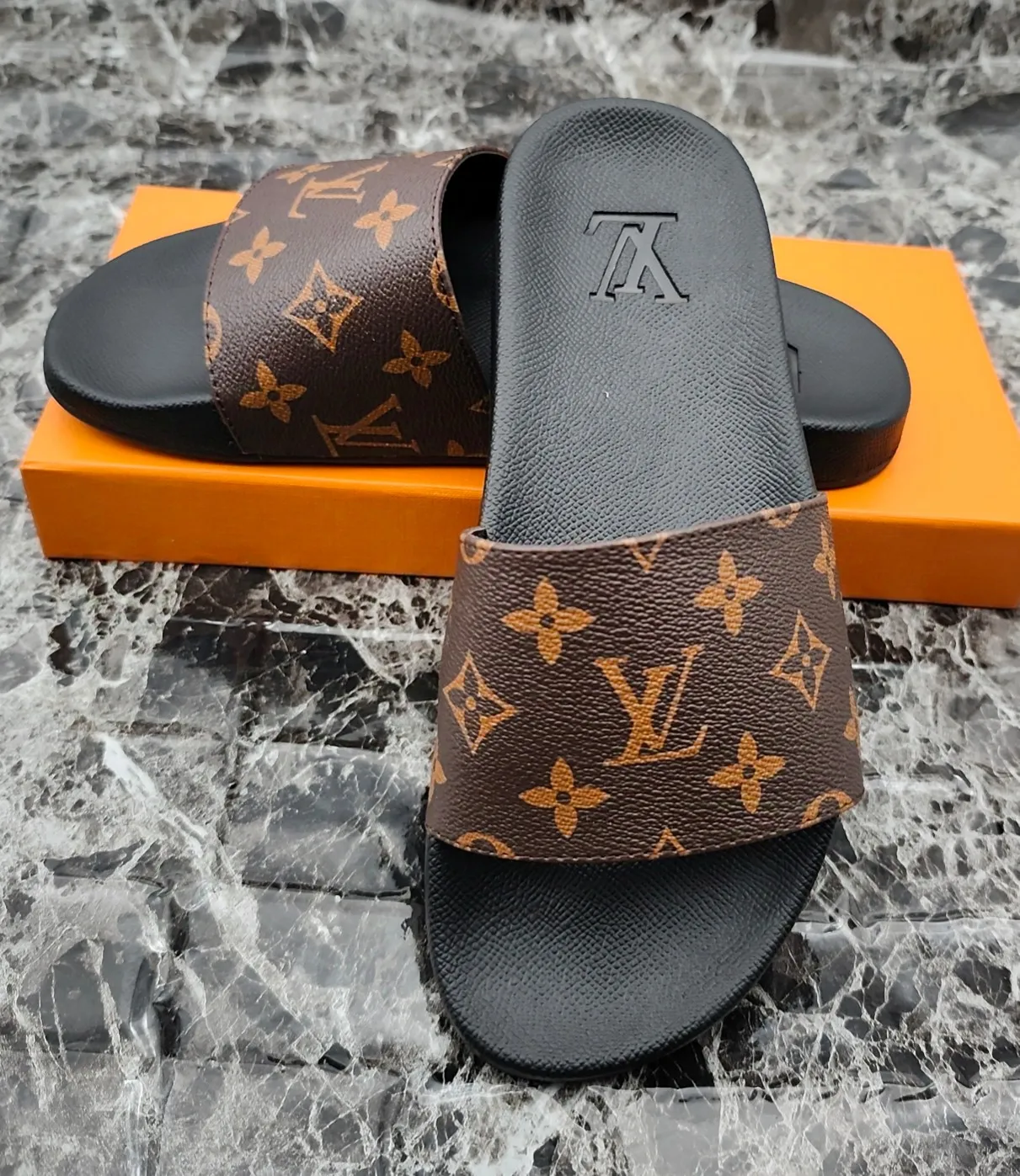 👟👟Ex-factory price 260👟👟 (available all year round), same style for men and women, size 35--48. Couple style🎗Louis Vuitton "LV" slippers, a much-anticipated one, so beautiful that it will melt your hearts❤! It is simply a masterpiece of extraordinary craftsmanship. It is a must-have for everyone. It is made by open mold. It feels Q-bounce and super soft on the feet. It is super delicate on the feet. It is an exclusive model. There are many layouts, so there is always one you like🎉🎉